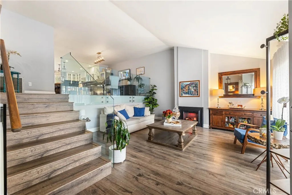 18146 Oxnard 48, Tarzana, California 91356 home-pic-6